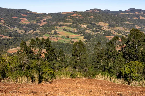 Çevresinde orman ve dağ olan toprak, Monte Alverne, Rio Grande do Sul, Brezilya