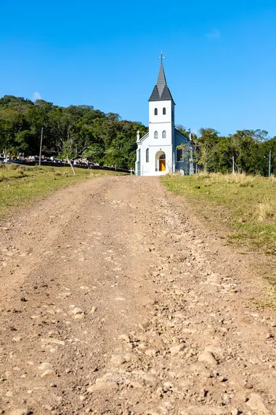 ブラジルのリオグランデ スル州 サンノゼ ホルテンシオにある小さな教会や墓地への汚い道 — ストック写真