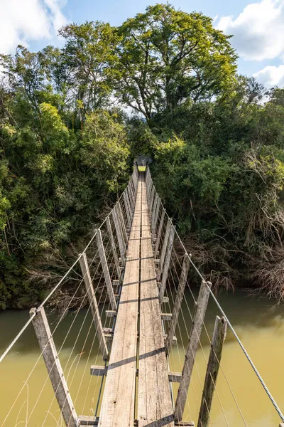 Sao Jose do Hortencio, Rio Grande do Sul, Brezilya çevresindeki orman ile Cadeia Nehri üzerindeki ahşap ve demir köprü