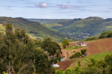Çiftliği ve dağları olan küçük bir çiftlik, Santa Maria do Herval, Rio Grande do Sul, Brezilya