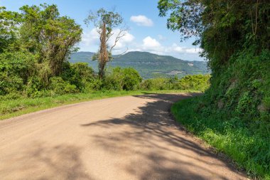 Ormanın çevresindeki kirli yol, Nova Petropolis, Rio Grande do Sul, Brezilya