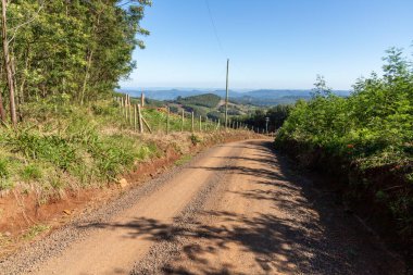 Ormanı, dağları ve vadisi olan kirli yol, Morro Reuter, Rio Grande do Sul, Brezilya