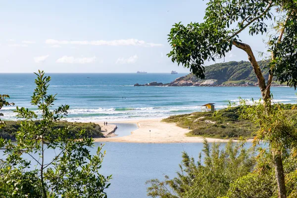 Widok Plażę Jeziorem Lasem Praia Rosa Imbituba Santa Catarina Brazylia — Zdjęcie stockowe