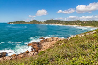 Plaj manzaralı kayalar, dağlar, tropikal bitki örtüsü ve orman, Praia do Rosa, Imbituba, Santa Catarina, Brezilya