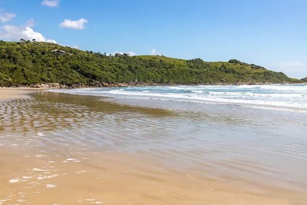 Widok Plażę Falami Roślinnością Praia Vermelha Imbituba Santa Catarina Brazylia — Zdjęcie stockowe