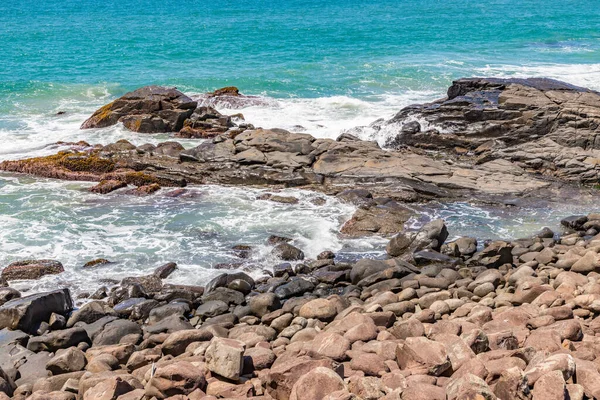 Strandblick Mit Wellen Und Felsen Praia Ouvidor Garopaba Santa Catarina — Stockfoto