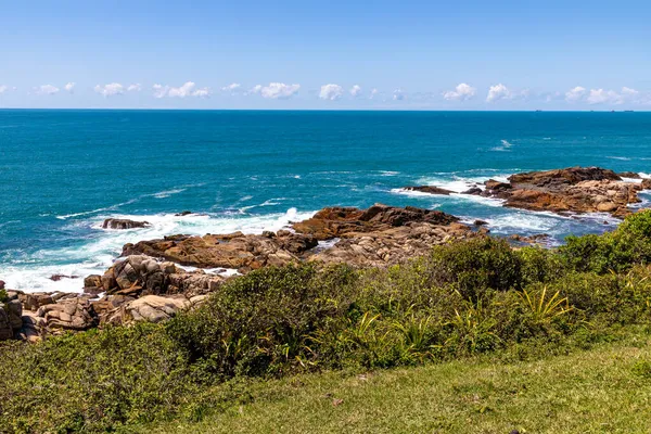 Vista Sulla Spiaggia Con Rocce Onde Vegetazione Praia Vermelha Imbituba — Foto Stock