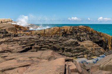 Kayalar ve dalgalar, Praia da Barra, Garopaba, Santa Catarina, Brezilya
