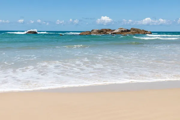Πέτρες Κύματα Και Άμμος Στην Παραλία Praia Barra Garopaba Santa — Φωτογραφία Αρχείου