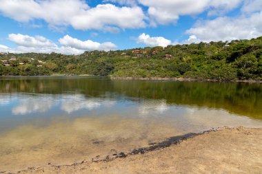 Göl, orman ve evler Praia do Rosa, Ibiraquera, Santa Catarina, Brezilya