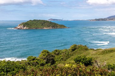 Kayaları ve bitkileri olan Batuta Adası, Barra do Ibiraquera, Ibiraquera, Santa Catarina, Brezilya