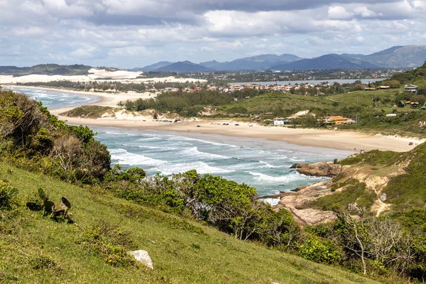 Widok Plażę Roślinnością Plaży Wydmy Tle Barra Ibiraquera Ibiraquera Santa — Zdjęcie stockowe