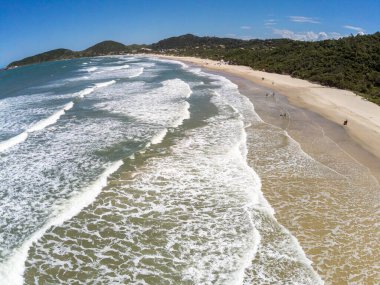 Dağların, ormanın ve plajın havadan görünüşü, Praia do Rosa, Ibiraquera, Santa Catarina, Brezilya