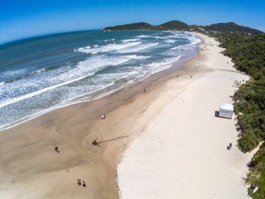 Dağların, ormanın ve plajın havadan görünüşü, Praia do Rosa, Ibiraquera, Santa Catarina, Brezilya