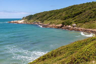 Ormanlı, kayalı ve dalgalı patikalar, Praia do Rosa, Ibiraquera, Santa Catarina, Brezilya