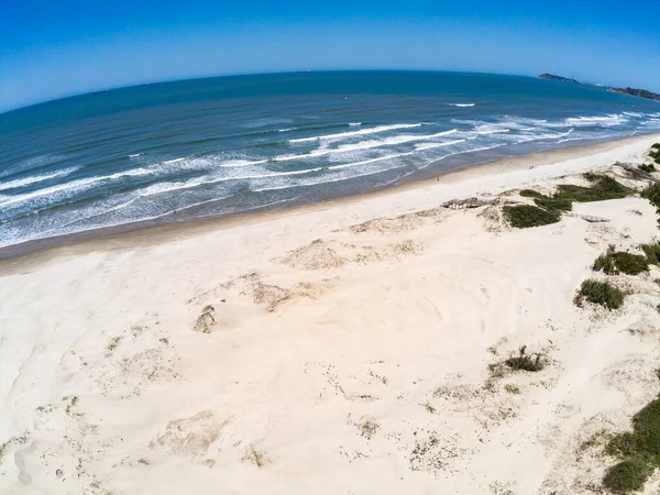 Plaża Piaskiem Falami Roślinnością Barra Ibiraquera Imbituba Santa Catarina Brazylia — Zdjęcie stockowe