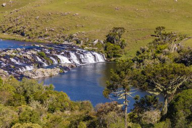 Şelale, Araucaria Ormanı, Nehir, dağların üzerinden kayalar ve tarlalar, Sao Jose dos Ausentes, Rio Grande do Sul, Brezilya