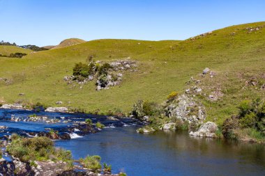 Nehir, dağlar üzerindeki kayalar ve tarlalar, Sao Jose dos Ausentes, Rio Grande do Sul, Brezilya