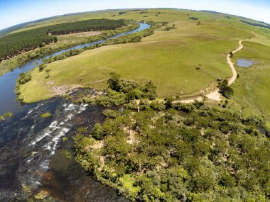 Nehir, tarlalar, orman ve kirli yol, Jaquirana, Rio Grande do Sul, Brezilya