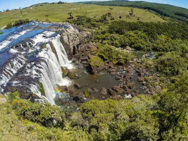 Çayırlı, taşlı ve kirli yollu Şelale manzaralı Jaquirana, Rio Grande do Sul, Brezilya