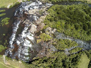 Çayırlı, taşlı ve kirli yollu Şelale manzaralı Jaquirana, Rio Grande do Sul, Brezilya