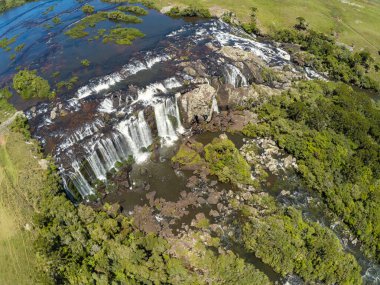 Çayırlı, taşlı ve kirli yollu Şelale manzaralı Jaquirana, Rio Grande do Sul, Brezilya