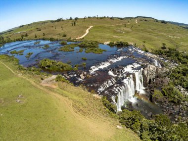 Çayırlı, taşlı ve kirli yollu Şelale manzaralı Jaquirana, Rio Grande do Sul, Brezilya