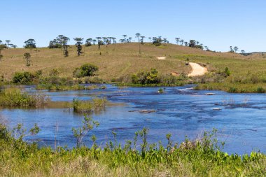 Nehir çevresindeki tarlalar ve kirli yollar, Jaquirana, Rio Grande do Sul, Brezilya