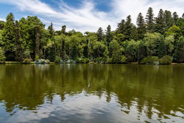 Lago Negro göl ağaçları ve çiçekler, Gramado, Rio Grande do Sul, Brezilya