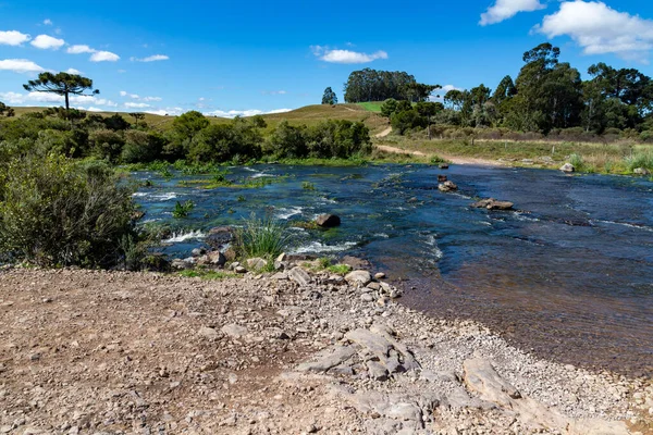 Nehir, tarla ve ormandaki kirli yol, Cambara do Sul, Rio Grande do Sul, Brezilya