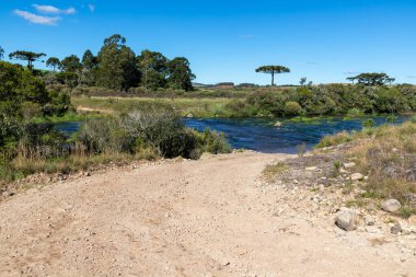 Nehir, tarla ve ormandaki kirli yol, Cambara do Sul, Rio Grande do Sul, Brezilya
