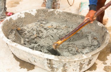 Beton karıştırmak için çapa kullanarak sırasında Oluşturucu işçi