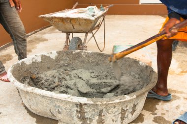 Beton karıştırmak için çapa kullanarak sırasında Oluşturucu işçi