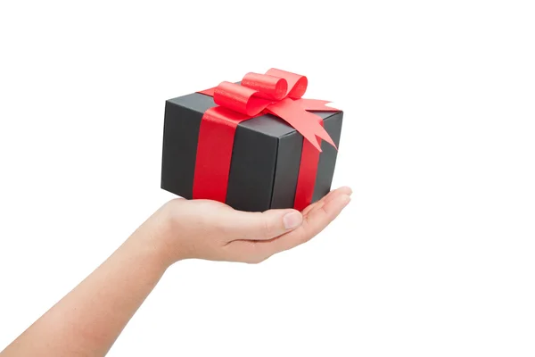 Рука с черным коробкой подарка на белом фоне — стоковое фото
