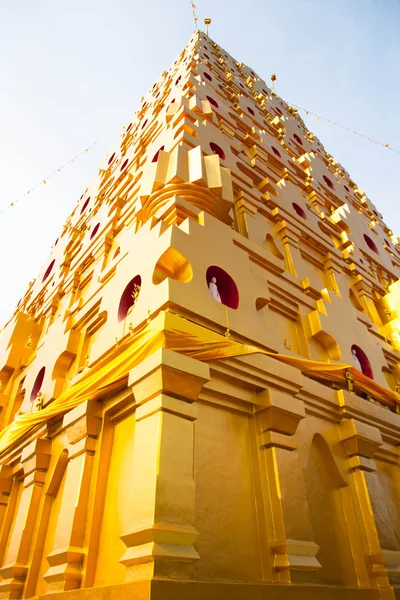 Złota pagoda w świątyni buddyjskiej w prowincji kanchanaburi, thail — Zdjęcie stockowe