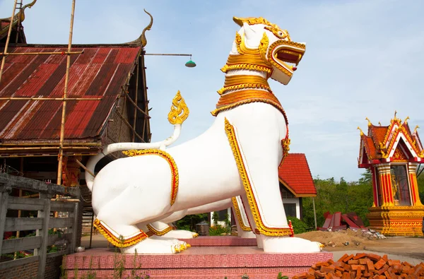 Estatuas de la guardia del león en templo tailandés, Sangkhlaburi, Kanchanaburi, T —  Fotos de Stock