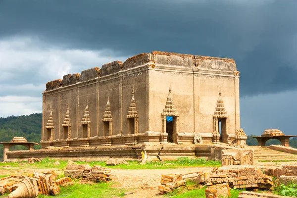 Starověký chrám vystaven z řeky suché, sangkhlaburi, thailand — Stock fotografie