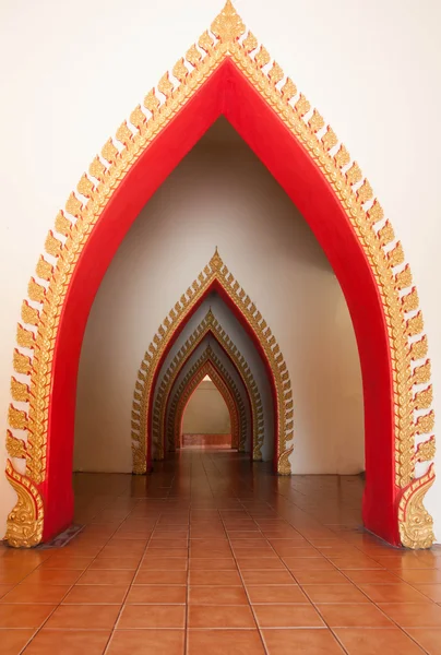 Passage dans le temple, Kanchanaburi, Thaïlande — Photo