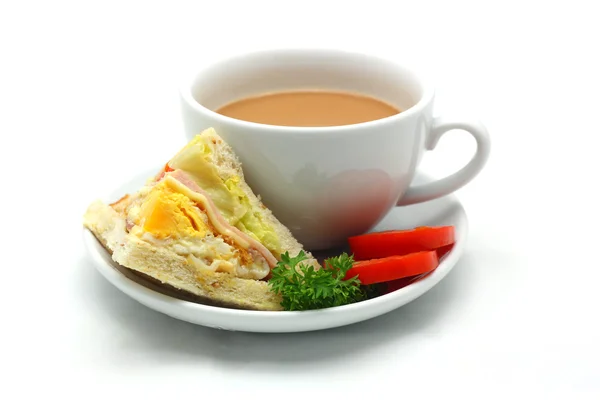 Sandwich de huevo y taza de café sobre un fondo blanco — Foto de Stock