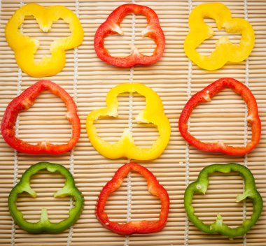 ahşap zemin üzerine biber dilimleri