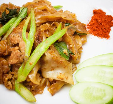 Soya soslu domuz eti ilave edin