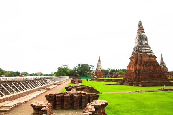 Barrera para prevenir inundaciones en Wat chaiwatthanaram, templo antiguo —  Fotos de Stock