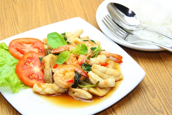 Lulas fritas picantes e camarão com folhas de manjericão comida tailandesa — Fotografia de Stock