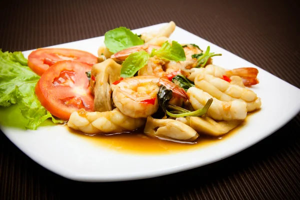 Pikantní smažené olihně a krevety s bazalkou listy thajské potravin — Stock fotografie