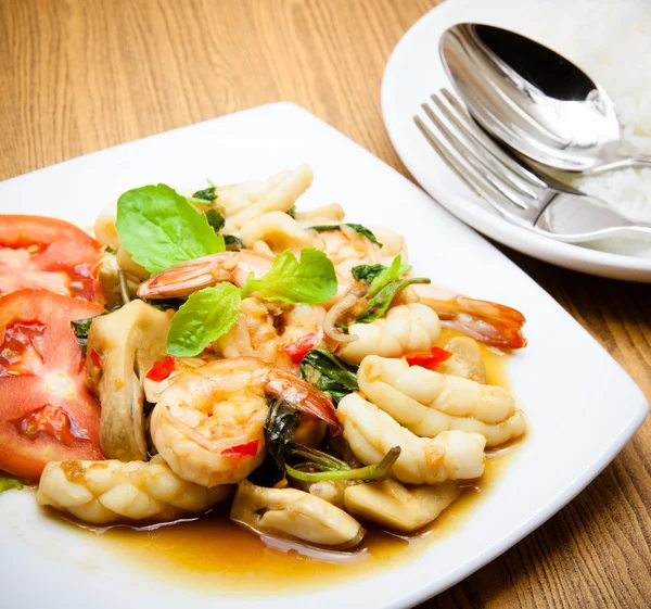 Lulas fritas picantes e camarão com folhas de manjericão comida tailandesa — Fotografia de Stock