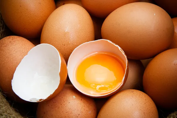 Ovos de galinha quebrados e gema de ovo — Fotografia de Stock