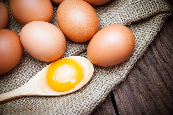 Ovos de galinha quebrados e gema de ovo — Fotografia de Stock