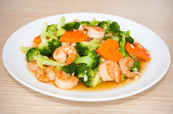 Karides tavada kızartılmış brokoli ile havuç, Tayland gıda — Stok fotoğraf