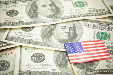 yüz dolar ABD bayrağı ile