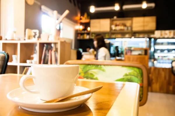 Чашка кофе на столе в кафе — стоковое фото